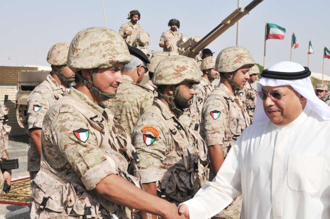 الجراح مصافحا مستقبليه﻿