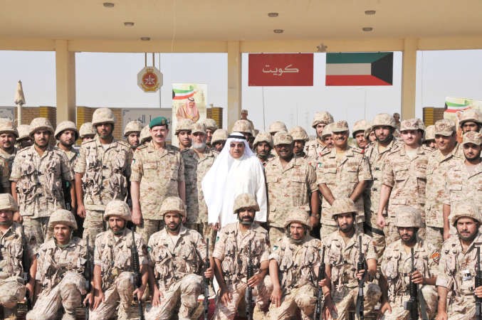 الشيخ خالد الجراح متوسطا قادة وافراد لواء اليرموك الالي 94﻿