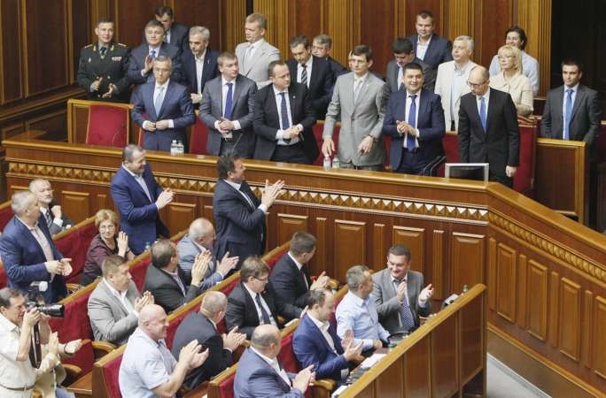 اعضاء البرلمان الاوكراني يصفقون لرئيس الحكومة بعد رفض استقالته 	رويترز﻿