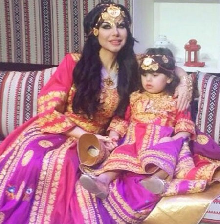صورة: حليمة بولند وابنتها ترتديان نفس القفطان احتفالاً بالعيد