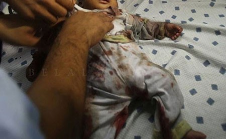 صورة: طفل فلسطيني أخرجوه من تحت الانقاض فوجدوه يرضع من والدته وهي شهيدة