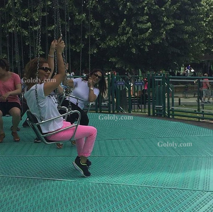 بالصور.. أصالة تعود لطفولتها على «المرجيحة» في فرنسا