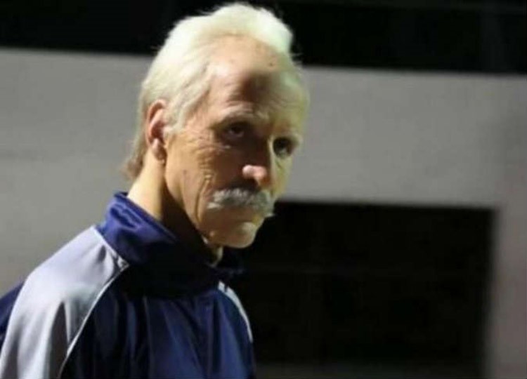 بالفيديو.. «العجوز الوهمي» يُبهر الشباب بمهاراته.. ويستخف بالجميع