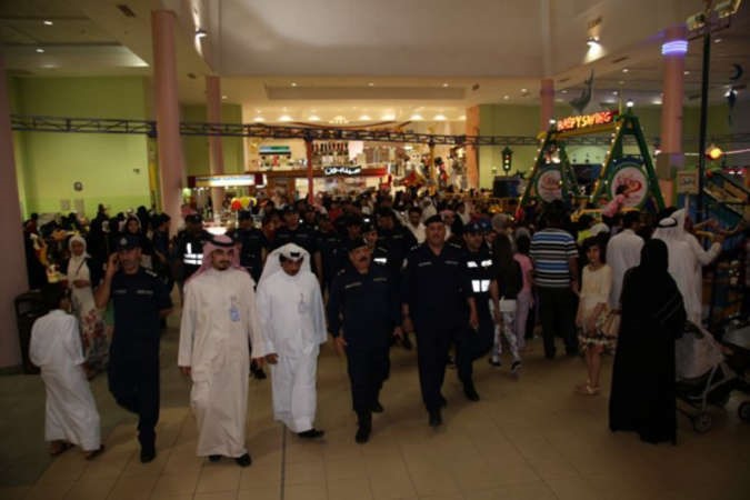 العلي بصحبة قيادات امنية في احد المجمعات