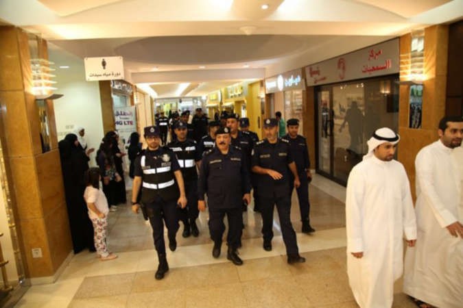 العلي والعقيد صلاح الدعاس خلال جولة تفقدية في احد مجمعات الجهراء التجارية