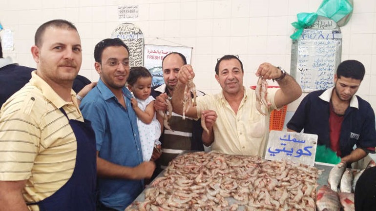 احمد الخواجة وعدد من الباعة ورواد السوق﻿