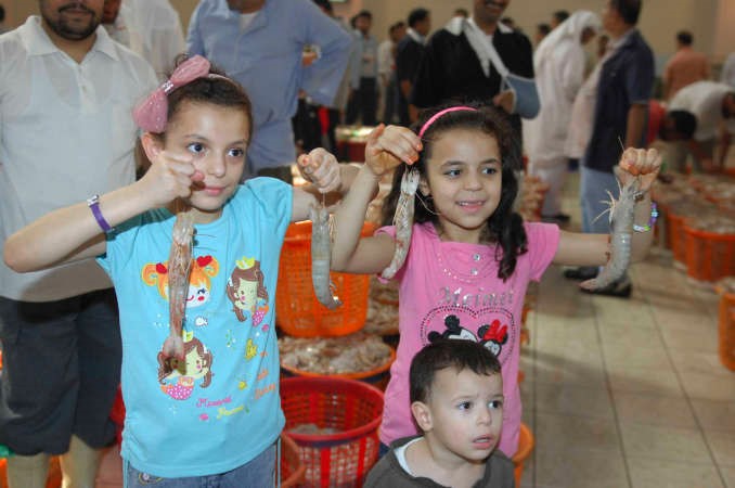 اطفال في سوق السمك ﻿