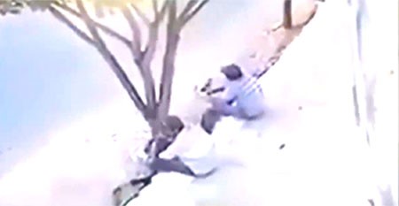 بالفيديو.. نجاة 3 أشخاص من موت محقق بأعجوبة!