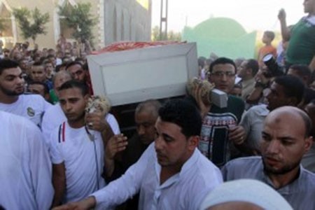 بالفيديو والصور.. تشييع جثمان "سعيد صالح" بحضور الألاف وغياب تام للمشاهير