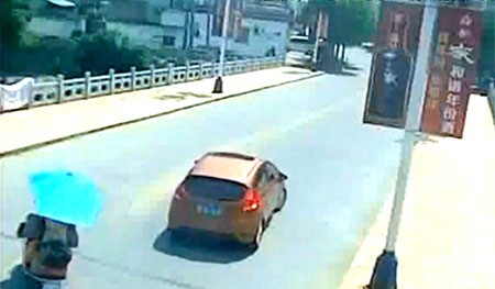 بالفيديو.. سائق يسقط أسفل جسر في الصين ضاغطا على دواسة البنزين بدل البريك