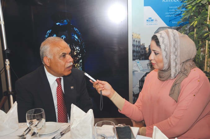 د صادق حامد متحدثا الى الزميلة الاء خليفة