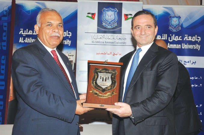 د صادق حامد مكرما السفير الاردني محمد الكايد على هامش حفل تكريم اوائل الثانوية العامةمحمد هاشم