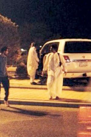 رجال المباحث يحيطون بالمركبة بعد ضبط المطلوب ﻿