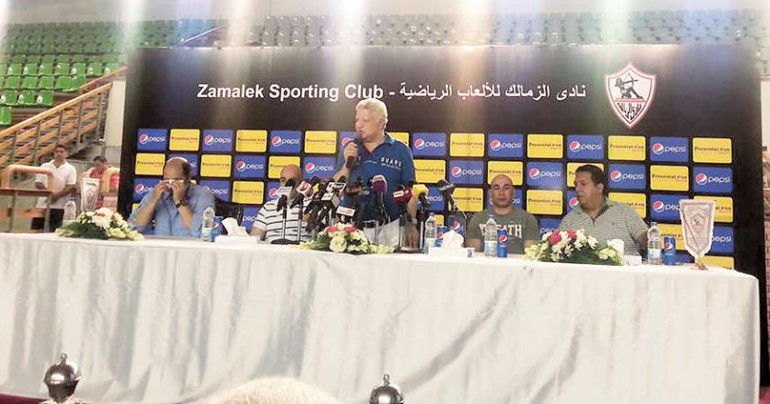 مرتضى منصور يتحدث لوسائل الاعلام خلال تقديم التوام حسام وابراهيم حسن