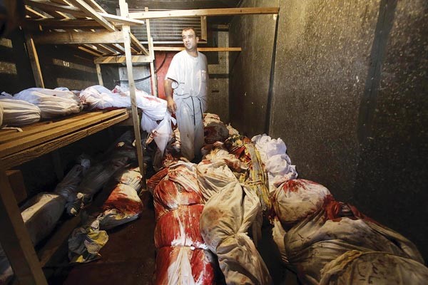 فلسطيني يبحث عن اقارب له بين جثث ضحايا العدوان الاسرائيلي على غزة امس رويترز