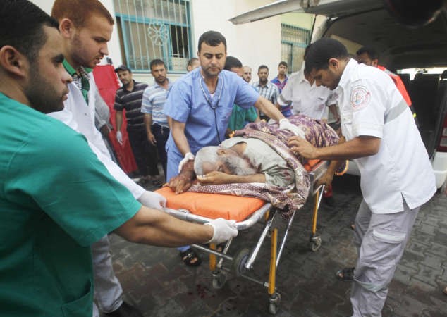 مسعفون يهرعون بمصاب فلسطيني لانقاذه اثر اصابتهبقصقف اسرائيلي في رفح امس افپ
