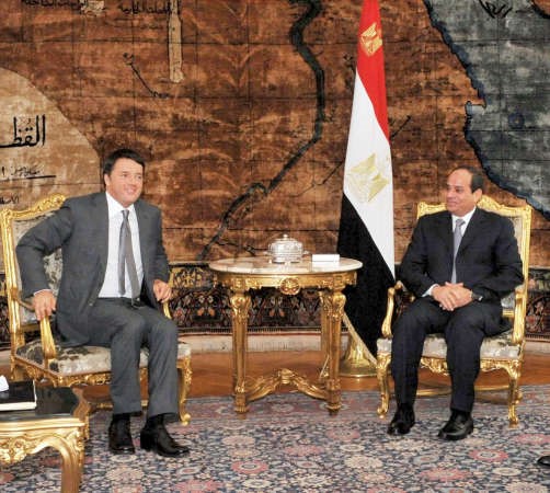 الرئيس المصري عبد الفتاح السيسي مستقبلا رئيس الوزراء الايطاليماتيو رينزي بالقاهرة امس افپ ﻿