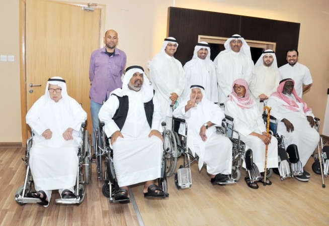 ممثلو شركة البترول الوطنية مع المسنين﻿