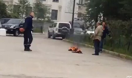 بالفيديو.. لحظة إنقاذ روسي قبل أن يحرق نفسه بالبنزين