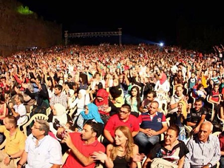 بالصور.. ابنة عاصي الحلاني تخطف منه الأضواء