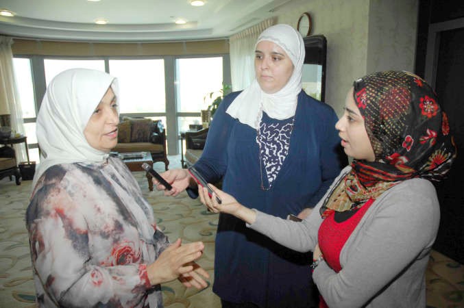 الصبيح تتحدث الى الصحافيين وتبدو الزميلة رندى مرعي