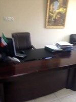 احد المكاتب دون صاحبه