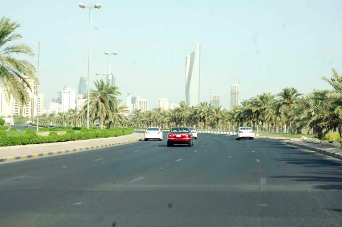 احد الشوارع الرئيسية صباح امس ويبدو خاليا من السيارات تقريبا هاني عبدالله