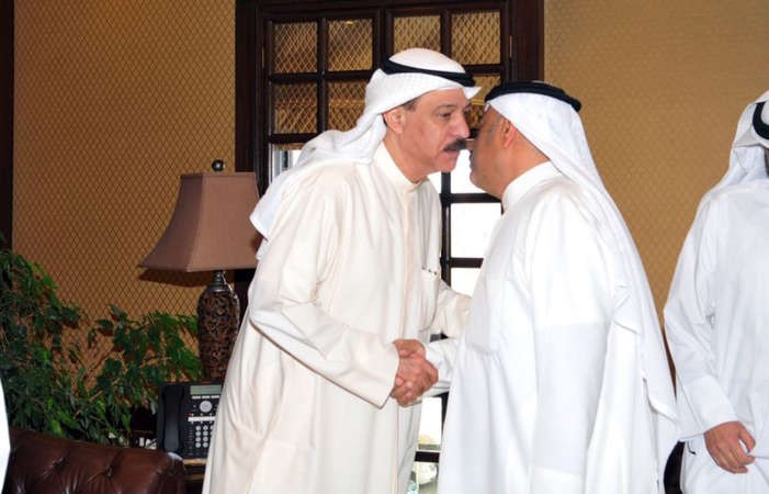 حميد القطان مستقبلا المهنئين﻿