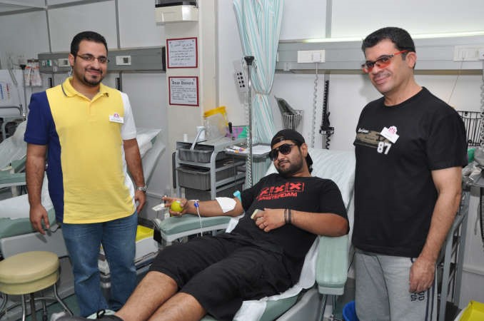 عبدالوهاب النجدي مع احد المتبرعين﻿