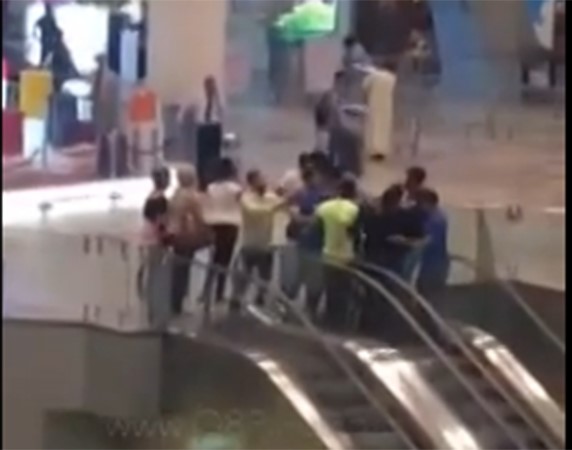 بالفيديو .. هوشة بين مجموعة من الشباب في المطار