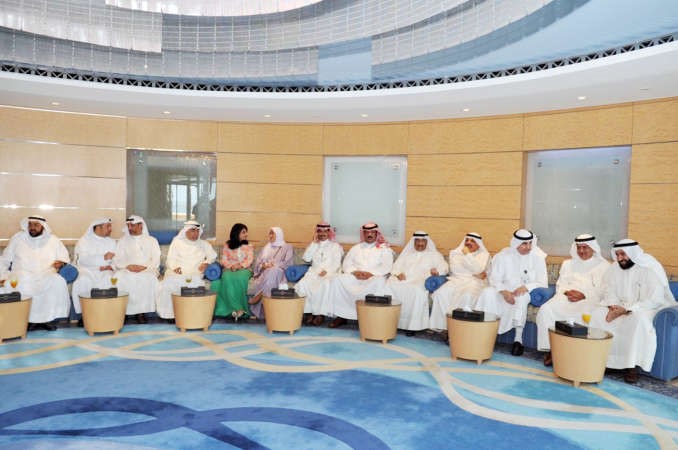 اعتراض القياديين على البونص السنوي لم يمنعهم من الحضور امس حفل استقبال المهنئين بعيد الفطرويبدو في الصورة الوزير دعلي العمير جنبا الى جنب مع القيادات النفطية في قاعة مؤسسة البترول الكويتية