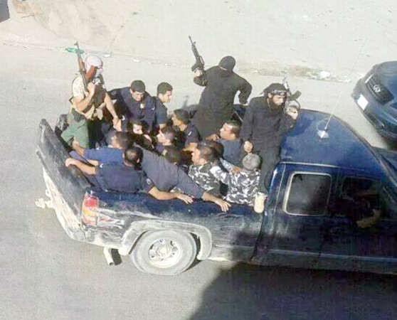 صورة انتشرت على مواقع التواصل الاجتماعي لمجموعة من جبهة النصرة خلال اسر عدد من افراد الامن اللبناني في عرسال 