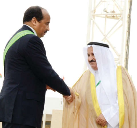  ممثل صاحب السمو الامير المستشار بالديوان الاميري محمد ضيف الله شرار مصافحا الرئيس الموريتاني خلال التنصيب ﻿