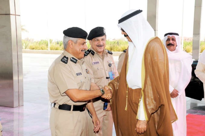 الشيخ محمد الخالد يتلقى التهنئة من اللواء الشيخ مازن الجراح ويبدو اللواءان جمال الصايغ وعبدالحميد العوضي﻿