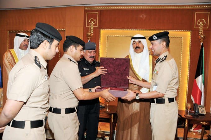 الخالد يتسلم درعا تذكارية من اللواء محمود الدوسري ويبدو العميد عادل الحشاش﻿