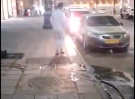 بالفيديو.. قطة تهاجم طفلاً دفاعا عن صغيرها
