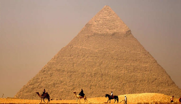 اهرامات الجيزة في مصر