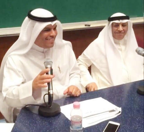راشد النويهض ودمحمد الظفيري خلال اللقاء التنويري﻿