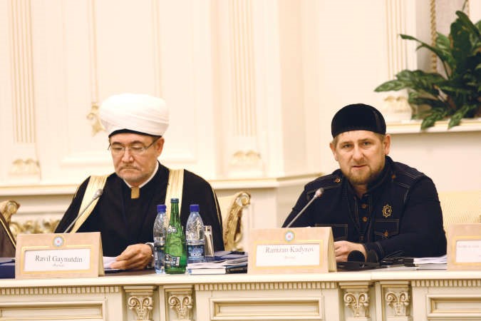 الرئيس الشيشاني رمضان قاديروف ملقيا كلمة الافتتاح وبجانبه رئيس مجلس مفتي روسيا راوي عين الدين﻿