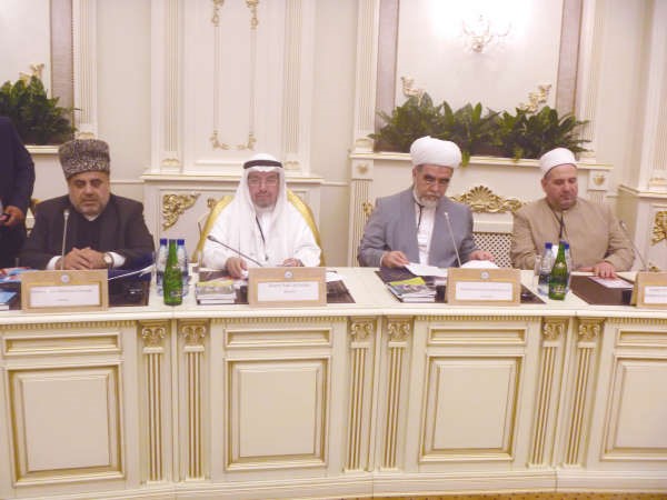 دعادل الفلاح متوسطا دمحمد هاشم والشيخ محمد الصادق ومفتي اذربيجان الله شكر باشا زاده﻿