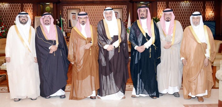 الشيخ فيصل الحمود متوسطا الوفد السعودي﻿