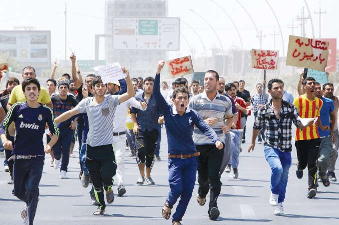 عراقيون من الطائفة اليزيدية يتظاهرون خارج مقر الامم المتحدة في اربيل بعد سيطرة داعش على سنجارافپ ﻿