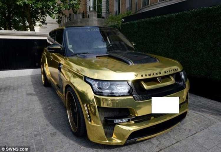 بالصور.. سيارة سعودية مطلية بالذهب تخطف الأنظار في شوارع "لندن"