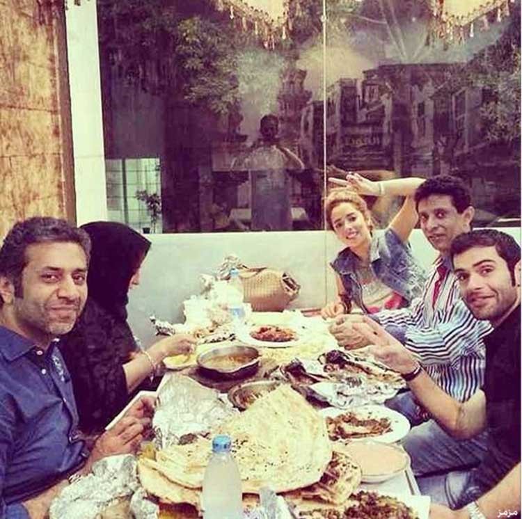 صورة: بلقيس مع والديها في أول ظهور لهما معًا بالقاهرة