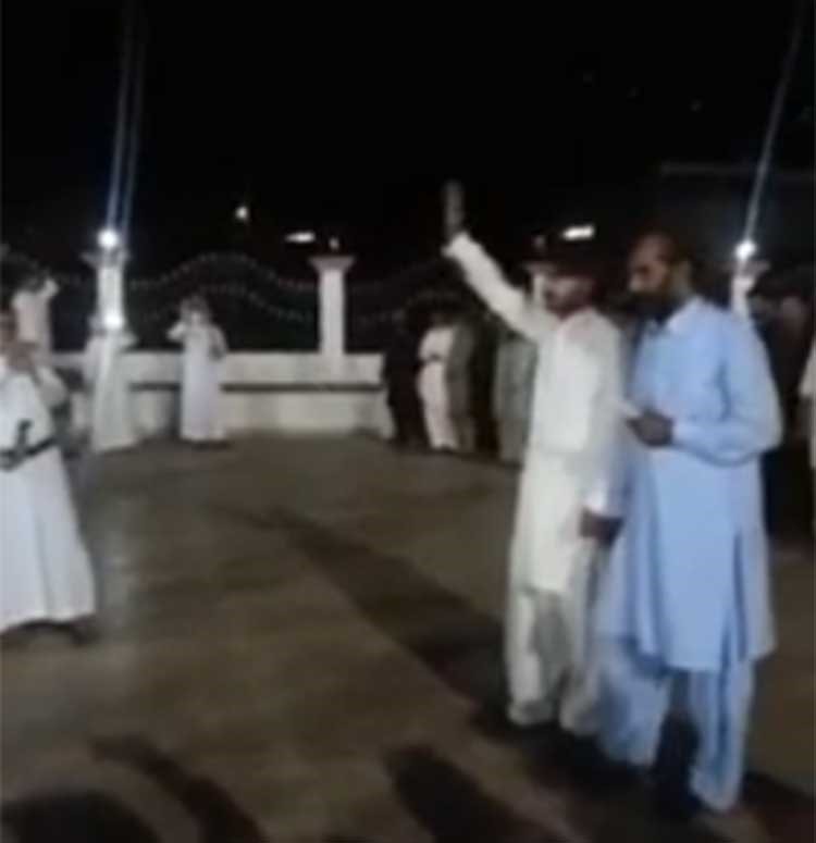 بالفيديو.. باكستانيون يقدمون 13 ألف ريال عانية في زواج سعودي