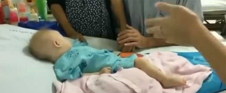بالفيديو : عائلة تأخذ طفلها السليم من توأم وتتخلى عن المعاق للأم البديلة