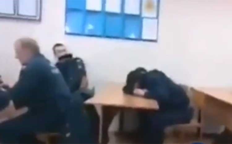 بالفيديو ... مقلب طريف جداً لشخص نائم ... شاهد كيف عمد أصدقاؤه إلى إيقاظه؟
