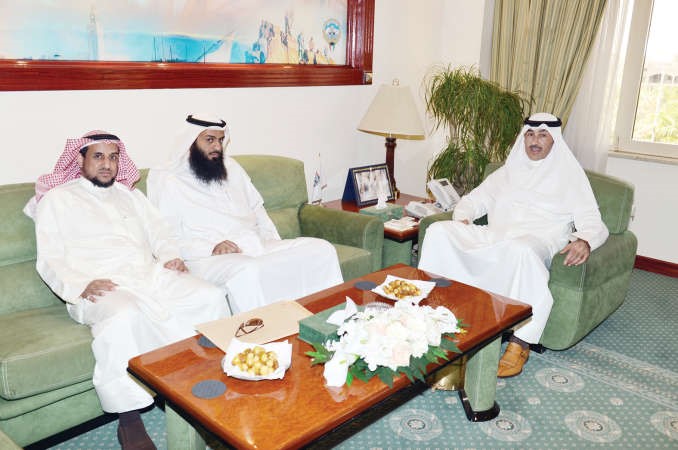 محافظ الاحمدي الشيخ فواز الخالد مستقبلا معبدالله العتيبي وطلال القحطاني