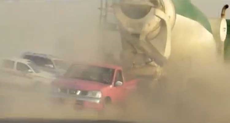 بالفيديو.. سعودي يلتصق بـ"خلاطة اسمنت" من الخلف خلال استعراضه "التقحيص"