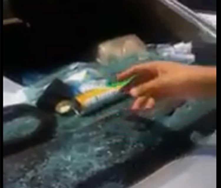 بالفيديو... انفجار داخل سيارة سعودي بسبب علبة "ملطف جو"